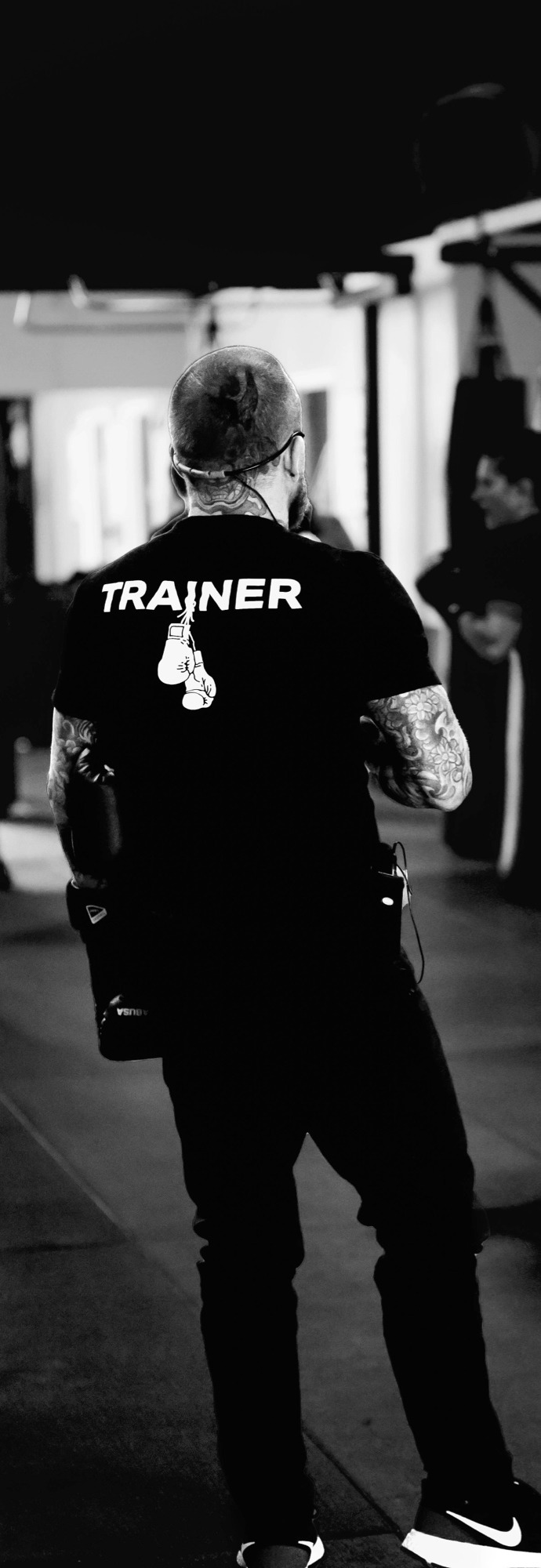Shaun Anderson leading class, students training in the background